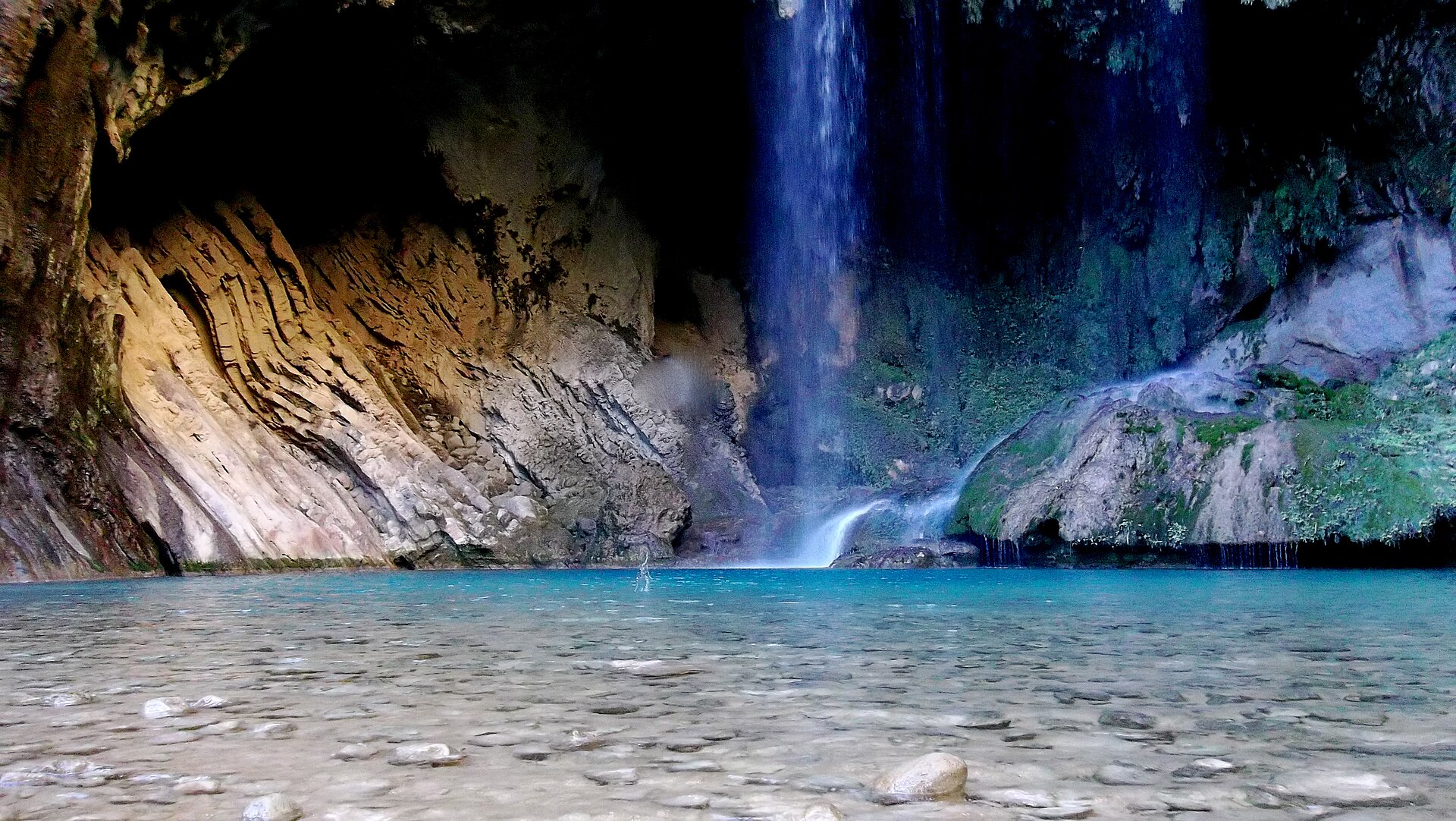 The high Sierra Madre above Santiago — the road to apple country at Laguna de Sánchez climbs to 1,650 meters through this terrain.