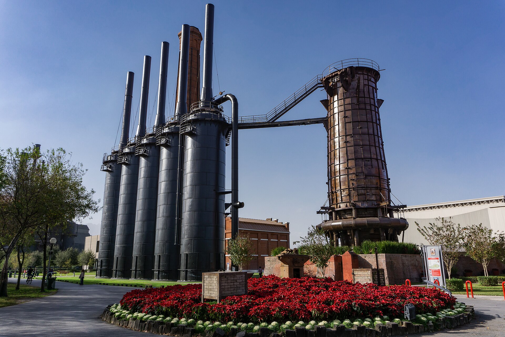 The glass-and-steel pavilion of Horno3, the Museo del Acero, grafted onto blast furnace No. 3 inside Parque Fundidora.